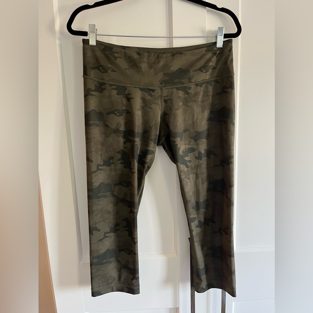 lululemon athletica Camouflage Cropped Pants size 10